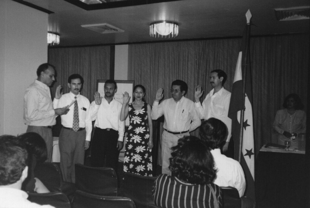 Juramentación de la primera Junta Directiva del Capítulo Norte del COHPUCP, 17 de abril de 1997