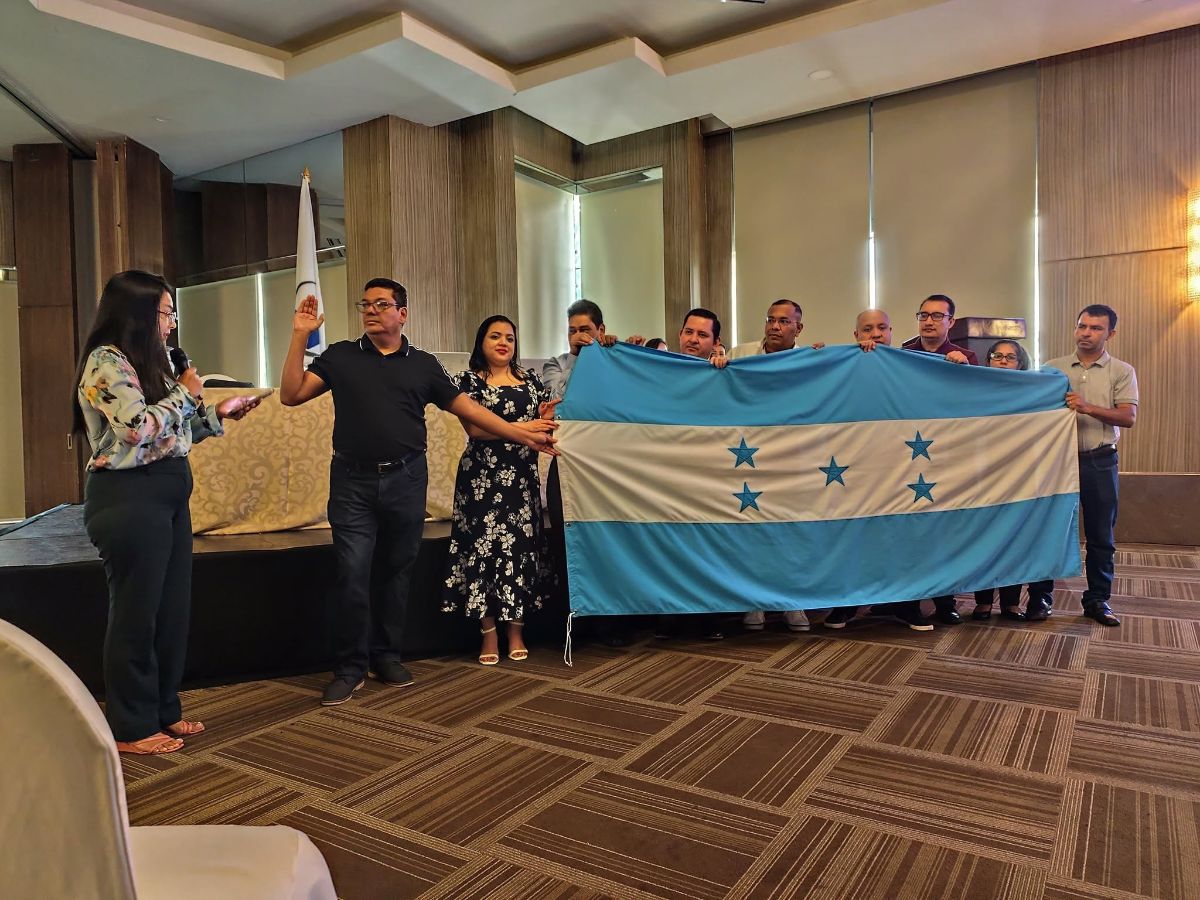 Junta Directiva del COHPUCP Zona Norte sosteniendo la bandera de Honduras