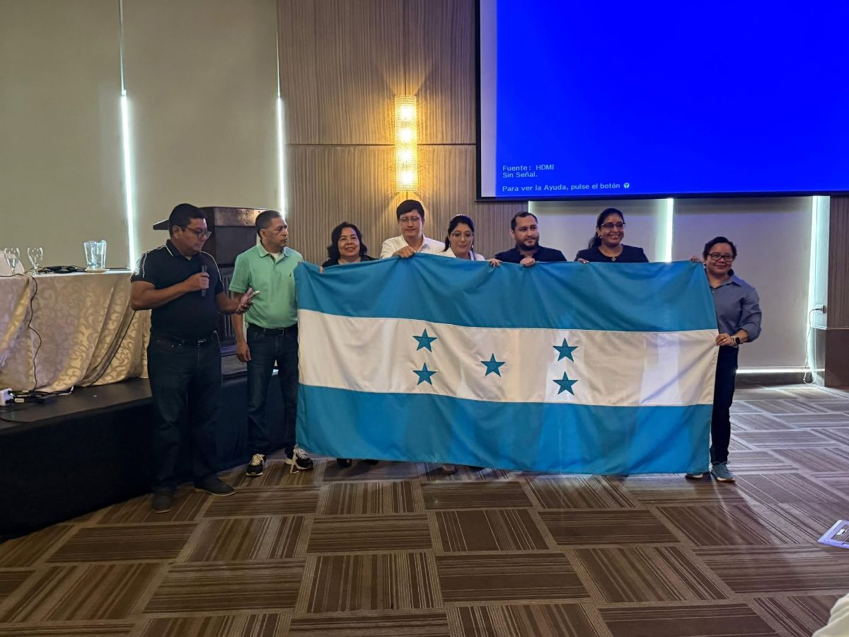 Miembros del Tribunal de Honor del COHPUCP Zona Norte sosteniendo la bandera de Honduras