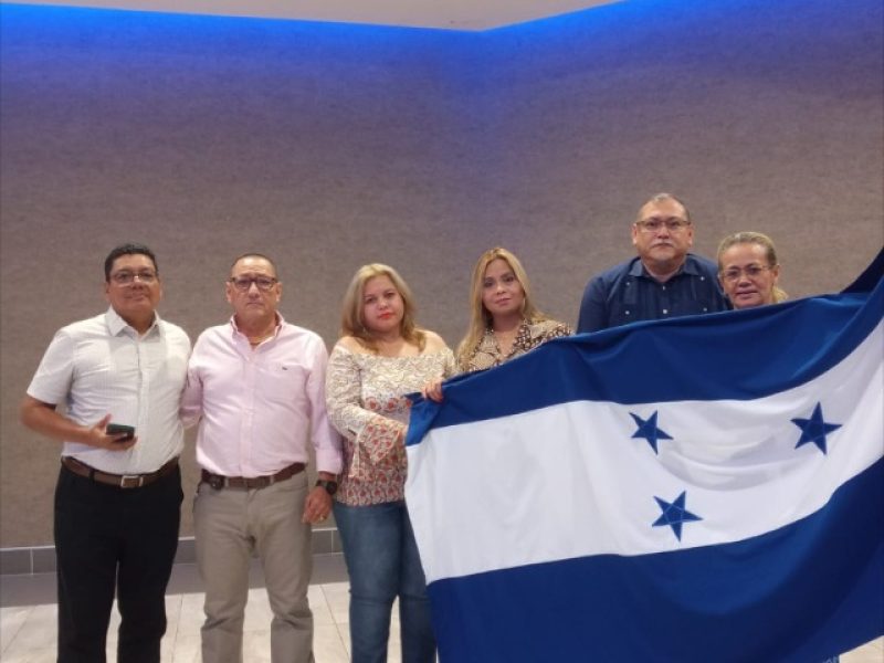 Miembros del Comité Electoral del COHPUCP Zona Norte sosteniendo la bandera de Honduras